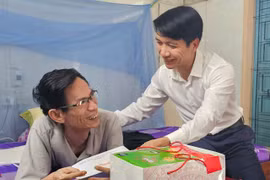 Chủ tịch Ủy ban MTTQ Việt Nam tỉnh Nguyễn Ngọc Lương tặng quà cho thương binh Hoàng Xuân Hảo (phường An Nhơn Nam).