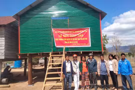 Xã Ia Rsai bàn giao nhà cho hộ nghèo trên địa bàn thuộc Chương trình xóa nhà tạm, nhà dột nát. Ảnh: Lê Nam