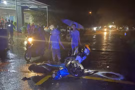 2 xe máy va chạm giữa trời mưa khiến 3 người thương vong