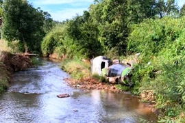 Chư Prông: Xe trộn bê tông lao xuống suối khiến 1 người tử vong