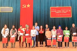 Bà con nhận quà Tết Ất Tỵ -2025 tại Nhà Văn hóa xã Ia Boòng(Chư Prông, Gia Lai), do Tập đoàn Vingroup tài trợ. *Ảnh: Hoàng Cư