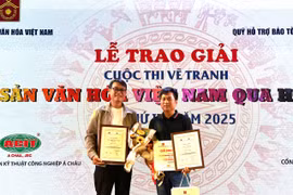 Từ trái sang: Họa sĩ Nguyễn Viết Xuân và Đinh Việt Thanh tại lễ trao giải. Ảnh: NVCC