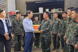 Phó Bí thư Tỉnh ủy Nguyễn Ngọc Lương tặng quà lực lượng quân đội tham gia Chiến dịch Quang Trung