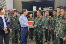 Phó Bí thư Tỉnh ủy Nguyễn Ngọc Lương tặng quà lực lượng quân đội tham gia Chiến dịch Quang Trung