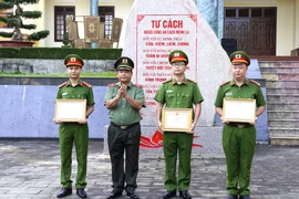 Giám đốc Công an tỉnh Gia Lai tặng giấy khen cho 3 cá nhân