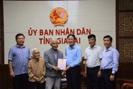 Trao Giấy chứng nhận quyền sử dụng đất cho ICISE. 