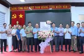 Chủ tịch UBND tỉnh Rah Lan Chung thăm, chúc mừng các cơ quan, thông tấn báo chí