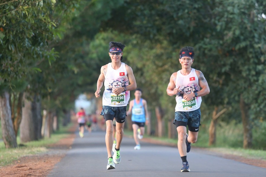 การแข่งขัน Gia Lai City Trail 2024 - The Great Forest Dream ดึงดูดนักวิ่งจากในและนอกจังหวัดกว่า 6,000 คนเข้าร่วม ภาพโดย: Hoang Hoai giai-chay-gia-lai-city-trail-2024-giac-mo-dai-ngan-quy-tu-gan-3000-runner-ngoai-tinh-ve-tham-gia-anh-hoang-hoai.jpg