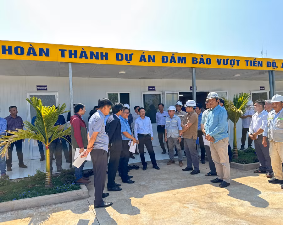 pho-chu-tich-ubnd-tinh-nguyen-tu-cong-hoang-kiem-tra-khu-nha-o-ban-dieu-hanh-don-vi-thi-cong-du-an-thanh-phan-3-cao-toc-quy-nhon-pleiku-anh-ha-duy.jpg