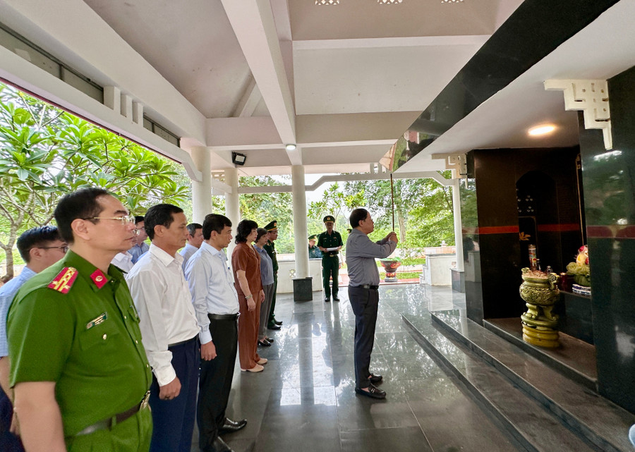 Phó Bí thư Tỉnh ủy, Chủ tịch UBND tỉnh Phạm Anh Tuấn cùng đoàn công tác dâng hương các anh hùng liệt sĩ tại Đài Tưởng niệm Liệt sĩ Cửa khẩu Quốc tế Lệ Thanh. Ảnh: Hà Duy pho-bi-thu-tinh-uy-chu-tich-ubnd-tinh-pham-anh-tuan-dang-huong-cac-anh-hung-liet-si-tai-dai-tuong-niem-liet-si-cua-khau-quoc-te-le-thanh-anh-ha-duy.jpg