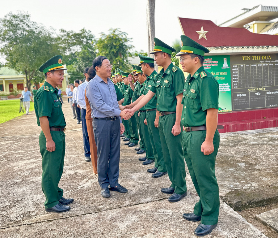 Chủ tịch UBND tỉnh Phạm Anh Tuấn thăm, làm việc tại Đồn Biên phòng Cửa khẩu Quốc tế Lệ Thanh. Ảnh: Hà Duy pho-bi-thu-tinh-uy-chu-tich-ubnd-tinh-pham-anh-tuan-tham-lam-viec-tai-don-bien-phong-cua-khau-quoc-te-le-thanh-anh-ha-duy.jpg