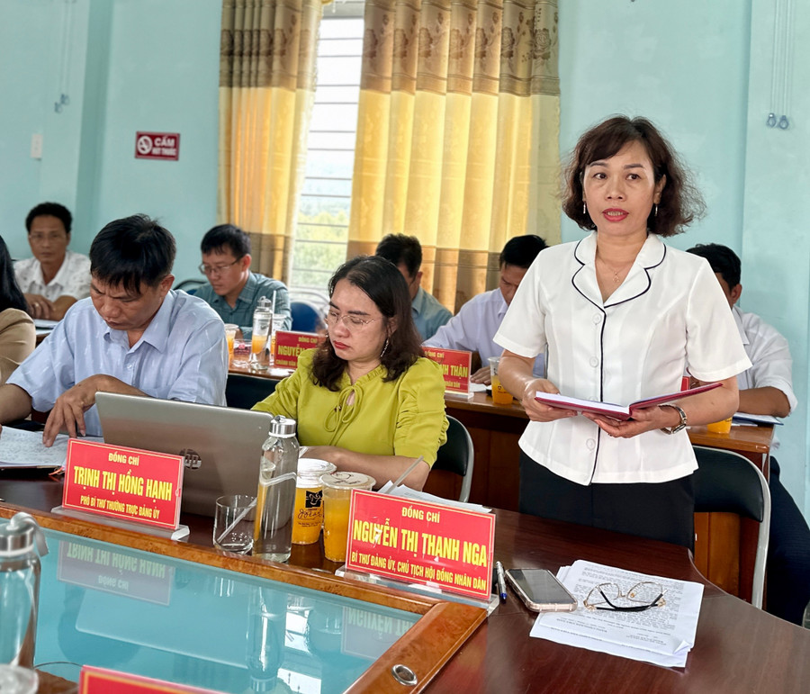 Bí thư Đảng ủy, Chủ tịch HĐND xã Ayun Nguyễn Thị Thanh Nga báo cáo tại buổi làm việc. Ảnh: Hà Duy dong-chi-nguyen-thi-thanh-nga-bi-thu-dang-uy-chu-tich-hdnd-xa-ayun-bao-cao-tai-buoi-lam-viec-anh-ha-duy.jpg