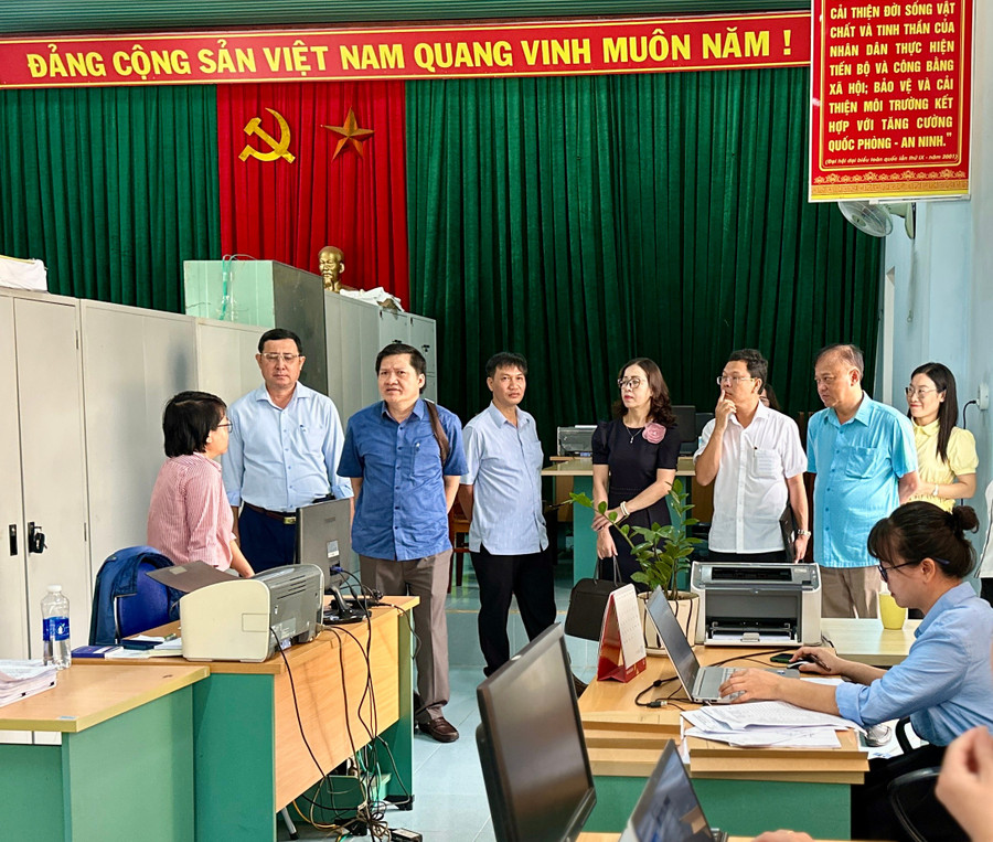 Phó Chủ tịch Thường trực HĐND tỉnh Trương Văn Đạt kiểm tra hoạt động của các phòng, ban sau sáp nhập. Ảnh: Hà Duy dong-chi-truong-van-dat-di-thuc-te-de-kiem-tra-hoat-dong-cua-cac-phong-ban-sau-sap-nhap-anh-ha-duy.jpg