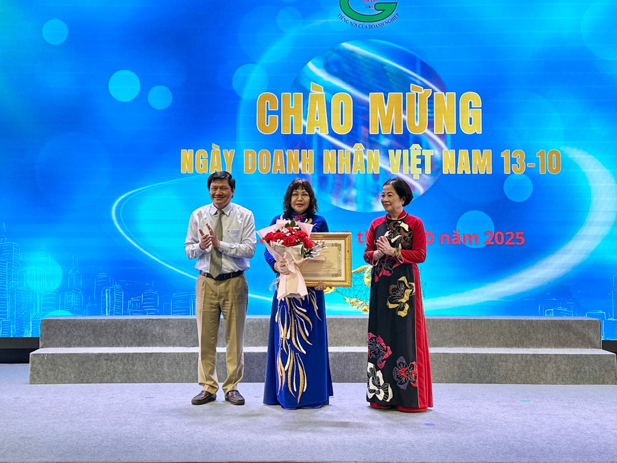 Hiệp hội Doanh nghiệp tỉnh Gia Lai được Hiệp hội Doanh nghiệp nhỏ và vừa Việt Nam tặng bằng khen vì đã có thành tích xuất sắc trong hoạt động xây dựng và phát triển Hiệp hội. Ảnh: Hà Duy img-5234.jpg