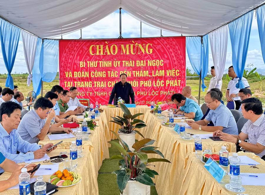 dong-chi-thai-dai-ngoc-uy-vien-ban-chap-hanh-trung-uong-dang-bi-thu-tinh-uy-tham-va-lam-viec-voi-cong-ty-tnhh-chan-nuoi-phu-loc-phat-anh-ha-duy.jpg