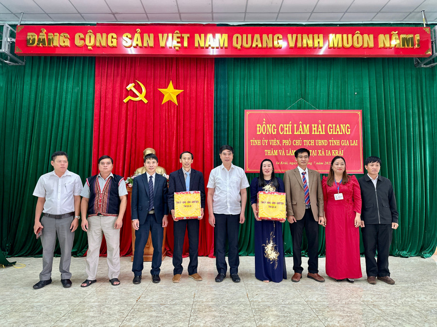 Đồng chí Lâm Hải Giang đã tặng phần quà của Tỉnh ủy, HĐND, UBND, Ủy ban MTTQ Việt Nam tỉnh cho UBND và các đơn vị của xã Ia Krái. Ảnh: Hà Duy img-0336.jpg