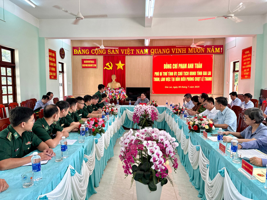 Quang cảnh buổi làm việc của Phó Bí thư Tỉnh ủy, Chủ tịch UBND tỉnh Phạm Anh Tuấn tại Đồn Biên phòng Cửa khẩu Quốc tế Lệ Thanh. Ảnh: Hà Duy quang-canh-buoi-lam-viec-cua-pho-bi-thu-tinh-uy-chu-tich-ubnd-tinh-pham-anh-tuantai-don-bien-phong-cua-khau-quoc-te-le-thanh-anh-ha-duy.jpg