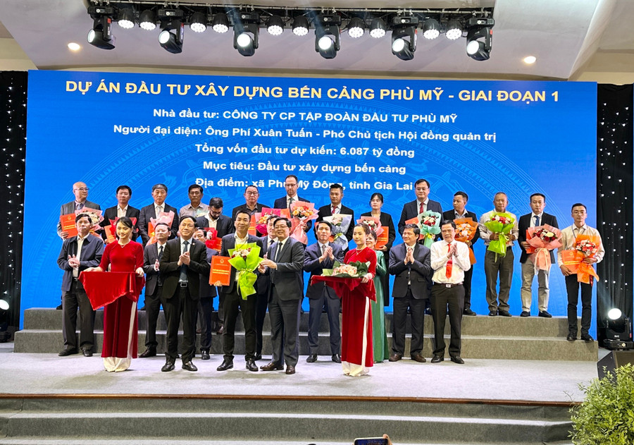 Lãnh đạo tỉnh Gia Lai trao chứng nhận đầu tư Dự án đầu tư xây dựng bến cảng Phù Mỹ giai đoạn 1 cho Công ty Cổ phần Tập đoàn Đầu tư Phù Mỹ. Ảnh: Hà Duy lanh-dao-tinh-trao-chung-nhan-dau-tu-cho-du-an-dau-tu-xay-dung-ben-cang-phu-my-giai-doan-1-cho-cong-ty-co-phan-tap-doan-dau-tu-phu-my-anh-ha-duy.jpg