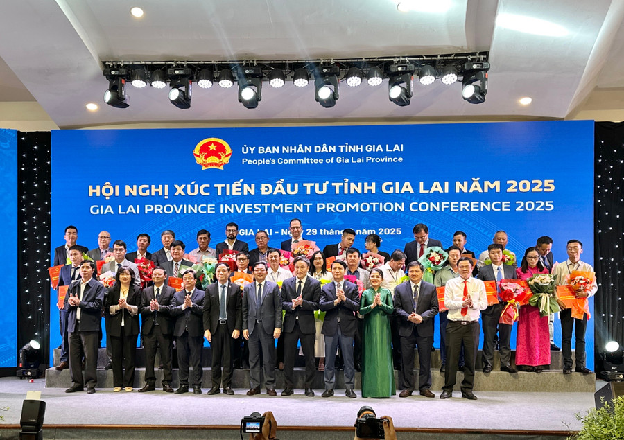 27 dự án được trao quyết định chủ trương đầu tư và giấy chứng nhận đăng ký đầu tư tại Hội nghị Xúc tiến đầu tư tỉnh Gia Lai năm 2025. Ảnh: Hà Duy lanh-dao-tinh-trao-quyet-dinh-chu-truong-dau-tu-va-giay-chung-nhan-dang-ky-dau-tu-cho-27-du-an-anh-ha-duy.jpg
