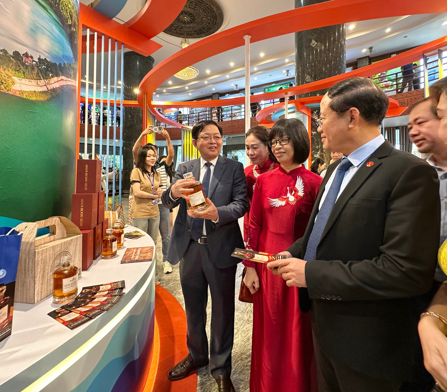 Lãnh đạo tỉnh tham quan không gian triển lãm kinh tế tại Hội nghị Xúc tiến đầu tư tỉnh Gia Lai năm 2025. Ảnh: Hà Duy lanh-dao-tinh-tham-cac-gian-hang-tai-trien-lam-anh-ha-duy.jpg