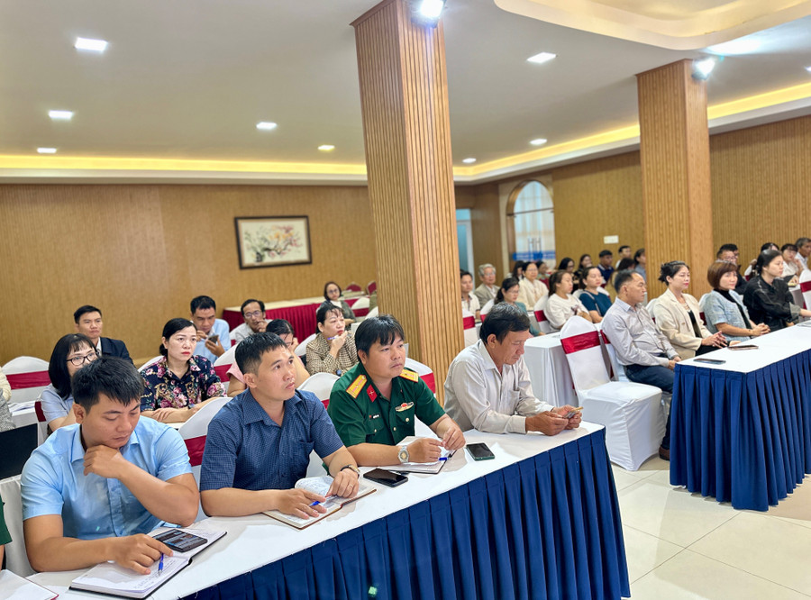 Hơn 60 doanh nghiệp trên địa bàn tỉnh được phổ biến các kiến thức về các hàng rào kỹ thuật và các tiêu chuẩn bền vững trong sản xuất, kinh doanh. Ảnh: Hà Duy hon-60-doanh-nghiep-tren-dia-ban-tinh-duoc-pho-bien-cac-kien-thuc-ve-cac-hang-rao-ky-thuat-va-cac-tieu-chuan-ben-vung-trong-san-xuat-kinh-doanh-anh-ha-duy.jpg