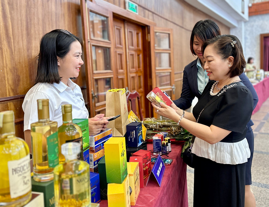 Một số sản phẩm tiêu biểu của Gia Lai trưng bày tại Diễn đàn kinh tế tư nhân Việt Nam 2025 cụm Nam Trung Bộ và Tây Nguyên. Ảnh: Hà Duy 7-mot-so-san-pham-tieu-bieu-cua-gia-lai-trung-bay-tai-dien-dan-kinh-te-tu-nhan-viet-nam-2025-cum-nam-trung-bo-va-tay-nguyen-anh-ha-duy.jpg