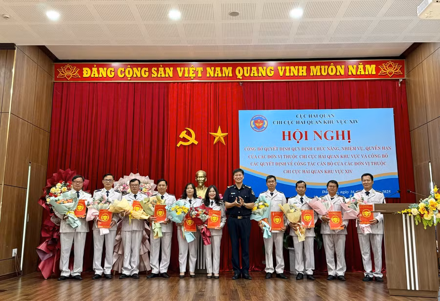 ong-do-viet-toan-chi-cuc-truong-chi-cuc-hai-quan-khu-vuc-xiv-trao-quyet-dinh-cho-cac-truong-phong-va-chuc-vu-tuong-duong-anh-quyet-thang.jpg