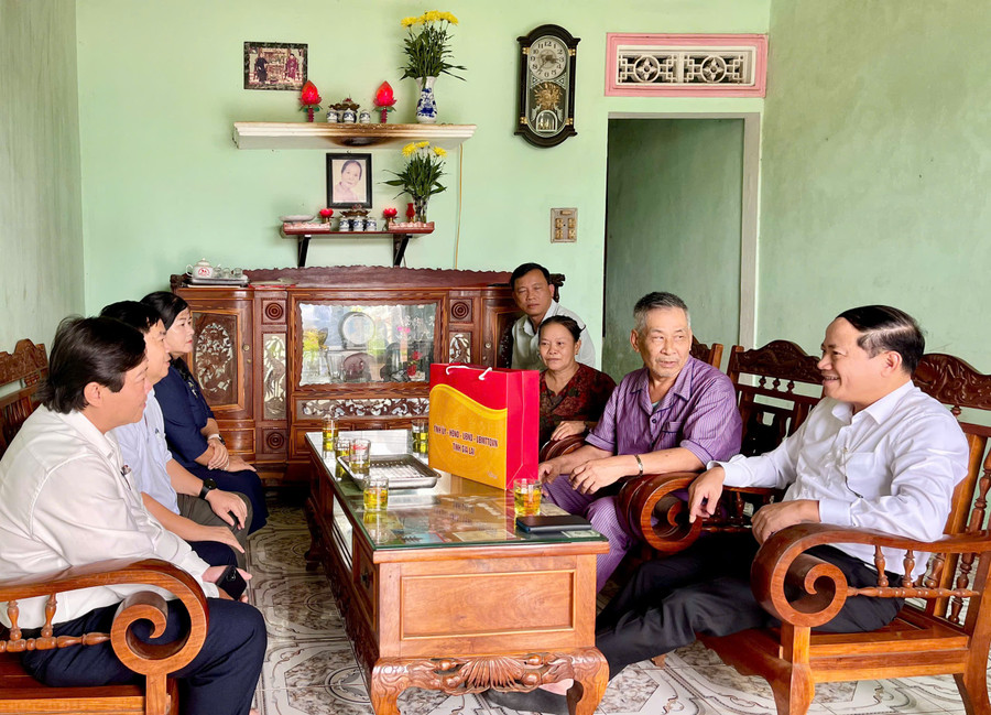 Chủ tịch UBND tỉnh Phạm Anh Tuấn (bìa phải) thăm hỏi tình hình sức khỏe, đời sống gia đình bệnh binh Nguyễn Hữu Ích (thôn Tiên Sơn 2, xã Biển Hồ). Ảnh: Vũ Thảo chu-tich-ubnd-tinh-pham-anh-tuan-tham-va-tang-qua-gia-dinh-ong-nguyen-huu-ich-sn-1947-thon-tien-son-2-xa-bien-ho-anh-vu-thao.jpg