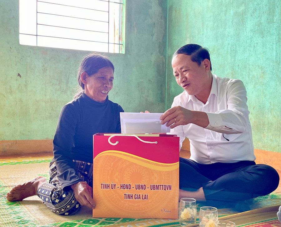 Chủ tịch UBND tỉnh Phạm Anh Tuấn tặng quà cho gia đình bà Siu Bôm (làng Osơr, xã Gào). Ảnh: Vũ Thảo chu-tich-ubnd-tinh-pham-anh-tuan-tham-va-tang-qua-gia-dinh-ba-siu-bom-sn-1952-lang-osor-xa-gao.jpg