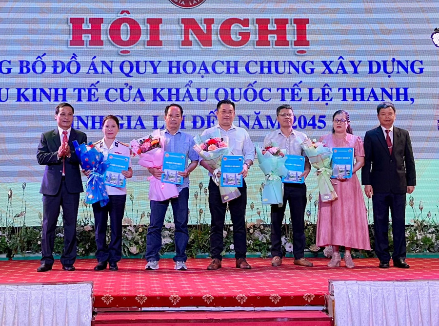 Phó Chủ tịch UBND tỉnh Nguyễn Hữu Quế và Trưởng Ban Quản lý Khu Kinh tế tỉnh Nguyễn Như Trình trao thư mời quan tâm đầu tư đến các nhà đầu tư. Ảnh: Hà Duy ubnd-tinh-va-ban-quan-ly-khu-kinh-te-tinh-da-trao-thu-moi-quan-tam-dau-tu-den-cac-nha-dau-tu-anh-ha-duy.jpg