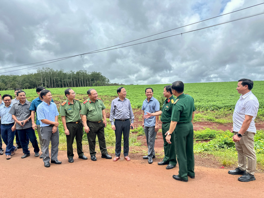 Chủ tịch UBND tỉnh Phạm Anh Tuấn khảo sát địa điểm dự kiến xây trường dân tộc nội trú tại xã Ia Nan. Ảnh: Hà Duy 2-chu-tich-ubnd-tinh-pham-anh-tuan-khao-sat-dia-diem-du-kien-xay-truong-dan-toc-noi-tru-tai-xa-ia-nan-anh-ha-duy.jpg