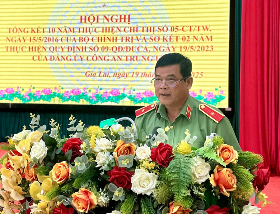 ឧត្តមសេនីយ៍ទោ Rah Lan Lam - សមាជិកគណៈកម្មាធិការអចិន្ត្រៃយ៍បក្សខេត្ត លេខាបក្ស ប្រធាននាយកដ្ឋាននគរបាលខេត្ត ថ្លែងសុន្ទរកថាបើកក្នុងអង្គសន្និបាត។ រូបថត៖ ហា ឌុយ thieu-tuong-rah-lan-lam-uy-vien-ban-thuong-vu-tinh-uy-bithw-dang-uy-giam-doc-cong-an-tinh-phat-bieu-khai-mac-hoi-nghi-anh-ha-duy.jpg