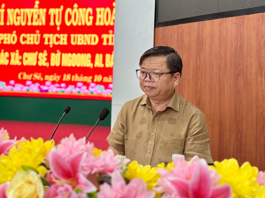 Chủ tịch UBND xã Chư Sê Trần Minh Triều báo cáo tại buổi làm việc. Ảnh: Hà Duy chu-tich-ubnd-xa-chu-se-bao-cao-tai-buoi-lam-viec-anh-ha-duy.jpg