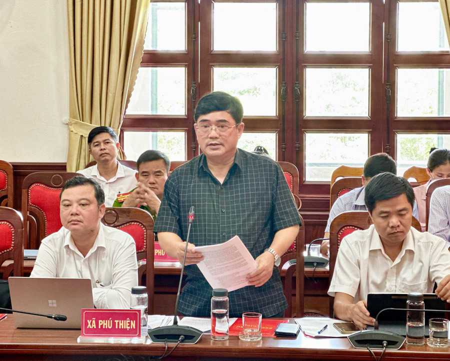 Chủ tịch UBND xã Phú Thiện Nguyễn Anh Tuấn báo cáo tình hình hoạt động của xã sau 3 tháng triển khai chính quyền địa phương 2 cấp tại buổi làm việc. Ảnh: Hà Duy chu-tich-ubnd-xa-phu-thien-nguyen-anh-tuan-bao-cao-tai-buoi-lam-viec-anh-ha-duy.jpg