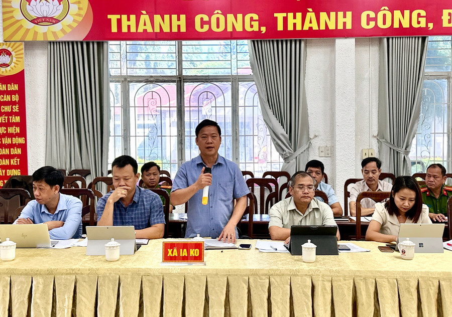 Chủ tịch UBND xã Ia Ko Nguyễn Công Hòa báo cáo tại buổi làm việc. Ảnh: Hà Duy chu-tich-ubnd-xa-ia-ko-nguyen-cong-hoa-bao-cao-tai-buoi-lam-viec-anh-ha-duy.jpg