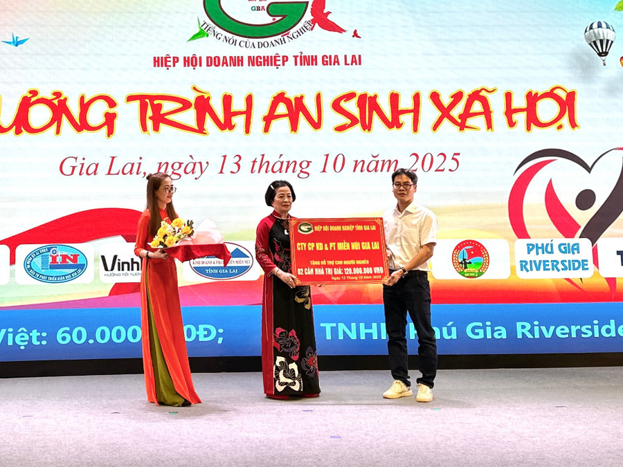 Công ty Cổ phần Kinh doanh và Phát triển miền núi Gia Lai trao 120 triệu đồng để xây 2 căn nhà cho người nghèo. Ảnh: Hà Duy cong-ty-co-phan-kinh-doanh-va-phat-trien-mien-nui-gia-lai-trao-120-trieu-dong-de-xay-2-can-nha-cho-nguoi-ngheo-anh-ha-duy.jpg