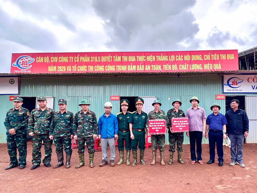 pho-chu-tich-ubnd-tinh-lam-hai-giang-tang-qua-cho-cac-luc-luong-tham-gia-ho-tro-thi-cong-diem-truong-ia-o-anh-ha-duy.jpg