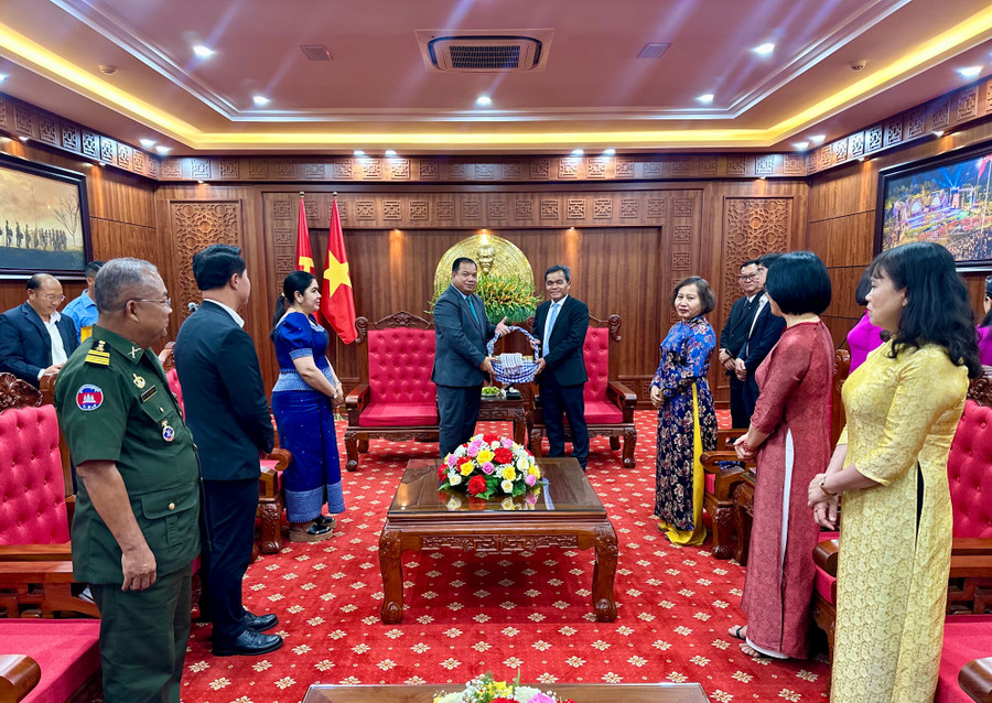 លោក សោ សុភូត្រា អភិបាលខេត្តស្ទឹងត្រែង (ព្រះរាជាណាចក្រកម្ពុជា) ជូនវត្ថុអនុស្សាវរីយ៍ដល់សមមិត្ត ហូ វ៉ាន់នីន លេខាគណៈកម្មាធិការបក្សខេត្ត ប្រធានក្រុមប្រឹក្សាប្រជាជនខេត្ត។ រូបថត៖ ហា ឌុយ ngai-sor-soputra-tinh-truong-tinh-stung-treng-vuong-quoc-campuchia-tang-qua-luu-niem-cho-dong-chi-ho-van-nien-bi-thu-tinh-uy-chu-tich-hdnd-tinh-anh-ha-duy.jpg