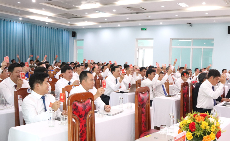 Các Đảng viên dự Đại hội biểu quyết thông qua nghị quyết nhiệm kỳ 2025-2030. Ảnh: H.D cac-dang-vien-du-dai-hoi-bieu-quyet-thong-qua-nghi-quyet-nhiem-ky-2025-2030-anh-hd.jpg