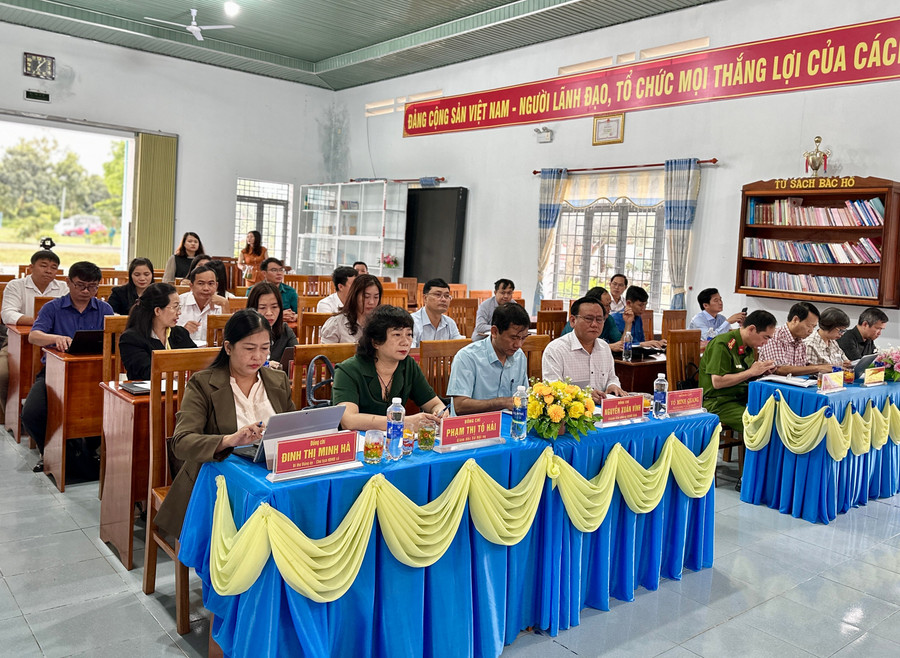 Tham dự buổi làm việc có đại diện lãnh đạo các sở, ban, ngành thuộc tỉnh. Ảnh: Hà Duy quang-canh-buoi-lam-viec-anh-ha-duy.jpg