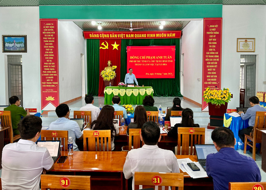 Quang cảnh buổi làm việc. Ảnh: Hà Duy quang-canh-buoi-lam-viec-cua-chu-tich-ubnd-tinh-pham-anh-tuan-tai-xa-hra-anh-ha-duy.jpg