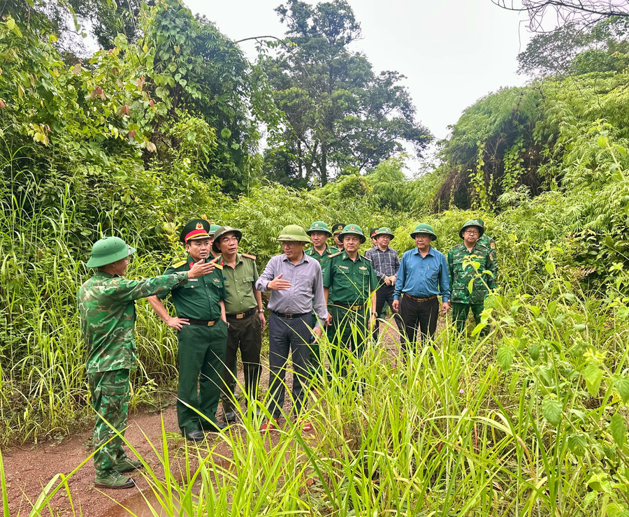 Chủ tịch UBND tỉnh Phạm Anh Tuấn kiểm tra thực địa tại chốt 8 Đồn Biên phòng Cửa khẩu quốc tế Lệ Thanh. Ảnh: Hà Duy 6-chu-tich-ubnd-tinh-pham-anh-tuan-kiem-tra-thuc-dia-tai-chot-8-don-bien-phong-cua-khau-quoc-te-le-thanh-anh-ha-duy.jpg