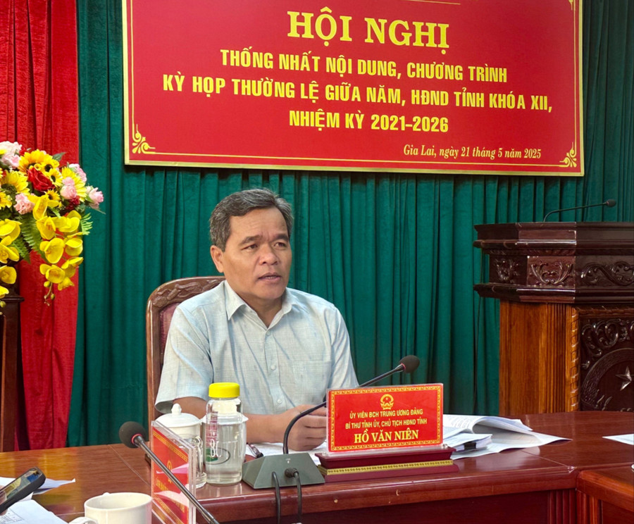 សមមិត្ត Ho Van Nien - លេខាបក្សខេត្ត ប្រធានក្រុមប្រឹក្សាប្រជាជនខេត្ត ថ្លែងសុន្ទរកថាបិទសន្និបាត។ រូបថត៖ ហា ឌុយ dong-chi-ho-van-nien-uy-vien-ban-chap-hanh-trung-uong-dang-bi-thu-tinh-uy-chu-tich-hdnd-tinh-phat-bieu-chi-dao-tai-hoi-nghi-anh-ha-duy-382-5712.jpg