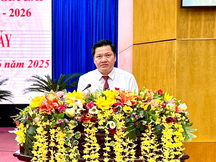 Ông Trương Văn Đạt-Ủy viên Ban Thường vụ Tỉnh ủy, Phó Chủ tịch Thường trực HĐND tỉnh phát biểu khai mạc kỳ họp thứ hai mươi bảy. Ảnh: Hà Duy ong-truong-van-dat-uy-vien-ban-thuong-vu-tinh-uy-pho-chu-tich-thuong-truc-hdnd-tinh-phat-bieu-khai-mac-ky-hop-thu-27-anh-ha-duy.jpg