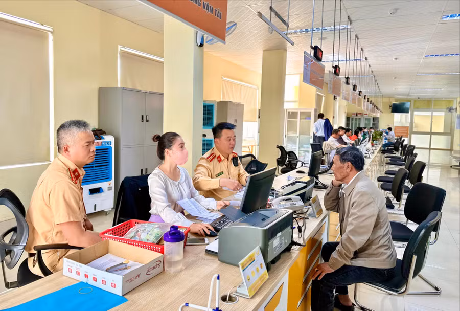 so-giao-thong-van-tai-dang-tich-cuc-trien-khai-cong-tac-cap-doi-cap-lai-va-thu-hoi-giay-phep-lai-xe-theo-luat-trat-tu-an-toan-giao-thong-duong-bo-so-362024qh15-cho-nguoi-dan-anh-ha-duy-340.jpg