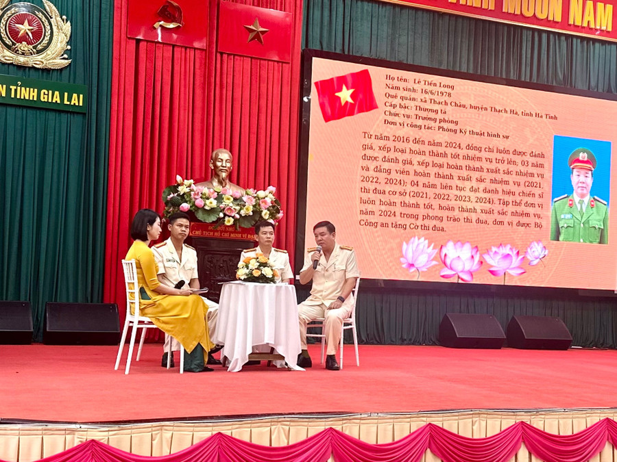 ផ្លាស់ប្តូរជាមួយគំរូធម្មតាក្នុងការសិក្សា និងធ្វើតាមមនោគមវិជ្ជា សីលធម៌ និងរចនាបថរបស់ហូជីមិញនៅក្នុងប៉ូលីសខេត្ត Gia Lai។ រូបថត៖ ហា ឌុយ giao-luu-voi-cac-guong-dien-hinh-trong-hoc-tap-va-lam-theo-tu-tuong-dao-duc-phong-cach-ho-chi-minh-trong-cong-an-tinh-gia-lai-anh-ha-duy.jpg