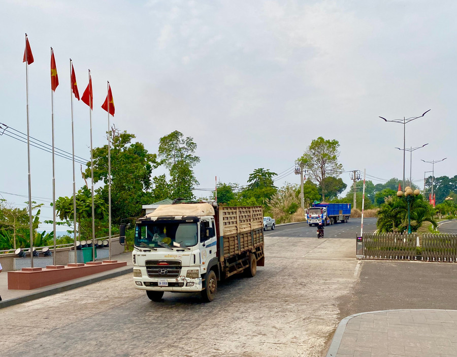 Xe chở hàng hóa từ Campuchia về Việt Nam đang chờ làm thủ tục nhập khẩu tại Cửa khẩu Quốc tế Lệ Thanh. Ảnh: Hà Duy doanh-nghiep-cho-hang-hoa-dang-lam-thu-tuc-xuat-nhap-khau-tai-cua-khau-quoc-te-le-thanh-anh-ha-duy.jpg