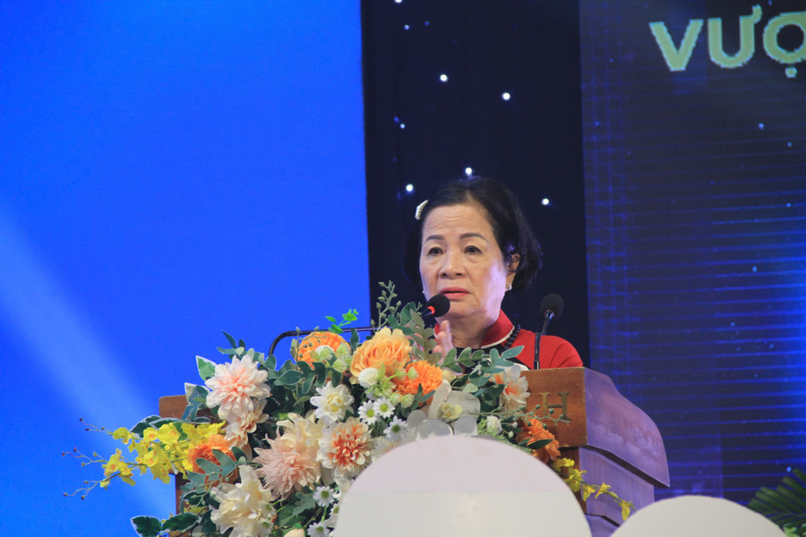 Bà Nguyễn Thị Sen-Chủ tịch Hiệp hội Doanh nghiệp tỉnh-phát biểu khai mạc lễ kỷ niệm. Ảnh: Hoàng Hoài 3-ba-nguyen-thi-sen-chu-tich-hiep-hoi-doanh-nghiep-tinh-phat-bieu-khai-mac-le-ky-niem-anh-hoang-hoai.jpg