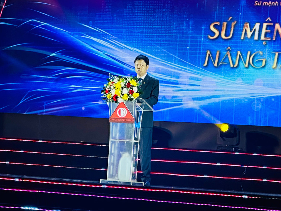 Phó Chủ tịch UBND tỉnh Nguyễn Hữu Quế phát biểu chúc mừng Trường Sinh Group đã đạt nhiều thành tựu trong suốt 20 năm phát triển. Ảnh: Hà Duy pho-chu-tich-ubnd-tinh-nguyen-huu-que-phat-bieu-chuc-mung-truong-sinh-group-da-dat-nhieu-thanh-tuu-trong-suot-20-nam-phat-trien-anh-ha-duy.jpg