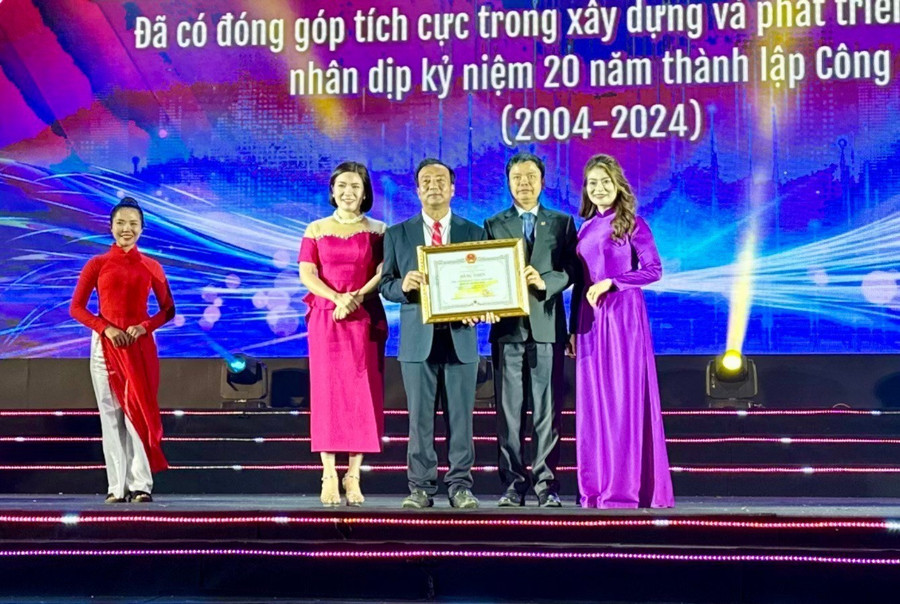 Phó Chủ tịch UBND tỉnh Nguyễn Hữu Quế trao Bằng khen của Chủ tịch UBND tỉnh cho Trường Sinh Group vì đã có những đóng góp tích cực trong xây dựng và phát triển tỉnh Gia Lai. Ảnh: Hà Duy pho-chu-tich-ubnd-tinh-nguyen-huu-que-trao-bang-khen-cua-chu-tich-ubnd-tinh-cho-truong-sinh-group-vi-da-co-nhung-dong-gop-tich-cuc-trong-xay-dung-va-phat-trien-tinh-gia-lai-anh-ha-duy-9350-2214.jpg